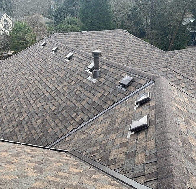 Newly replaced residential roof shingles in Oregon