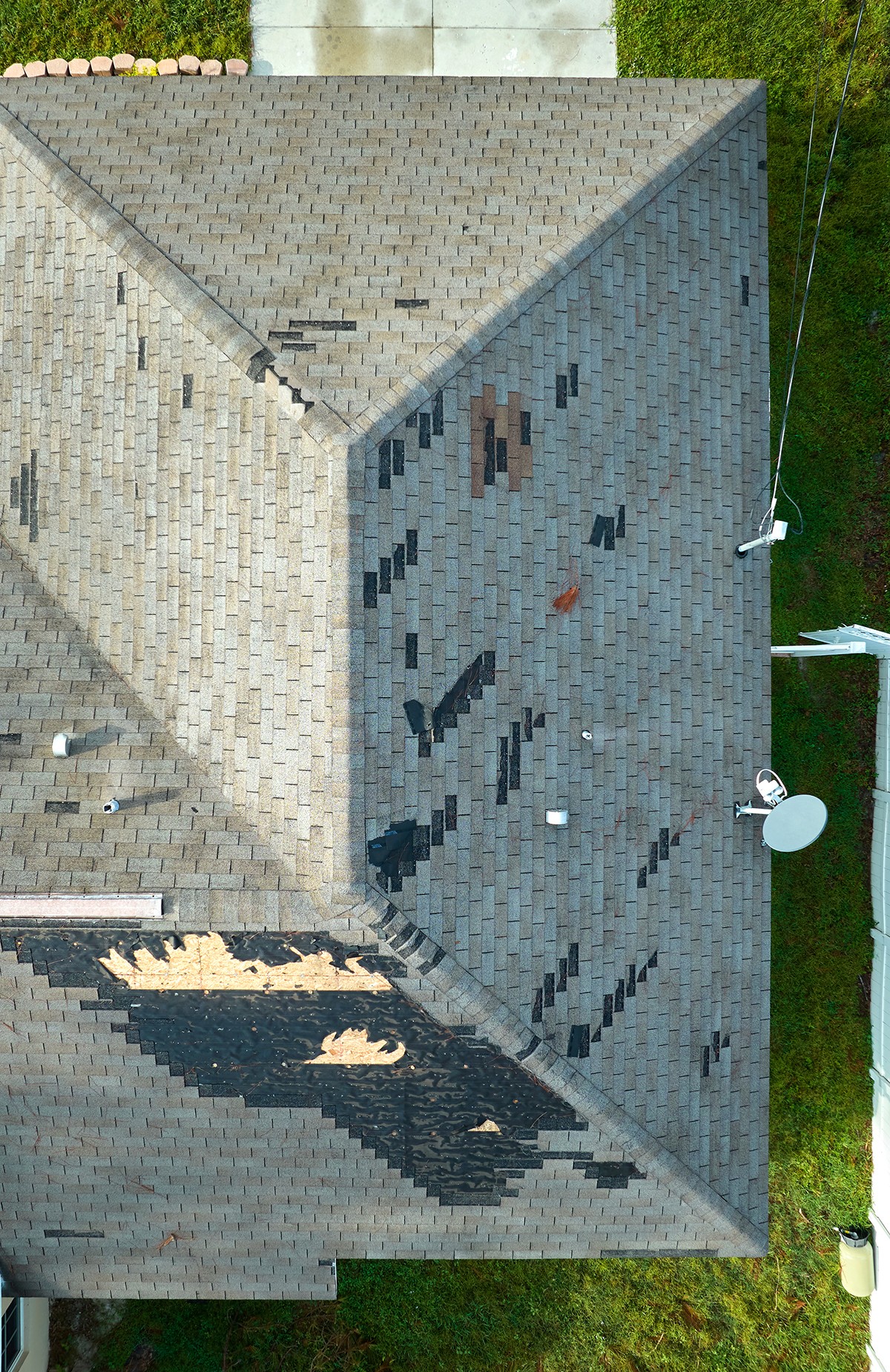 Hai damaged roof shingles on residental home in Oregon